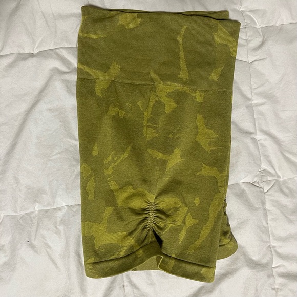 GYMSHARK ADAPT CAMO SEAMLESS SHORTS - Picture 2 of 4
